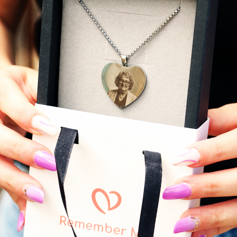 💖 Collana Cuore con Foto Incisa – Un Amore da Portare Sempre con Te