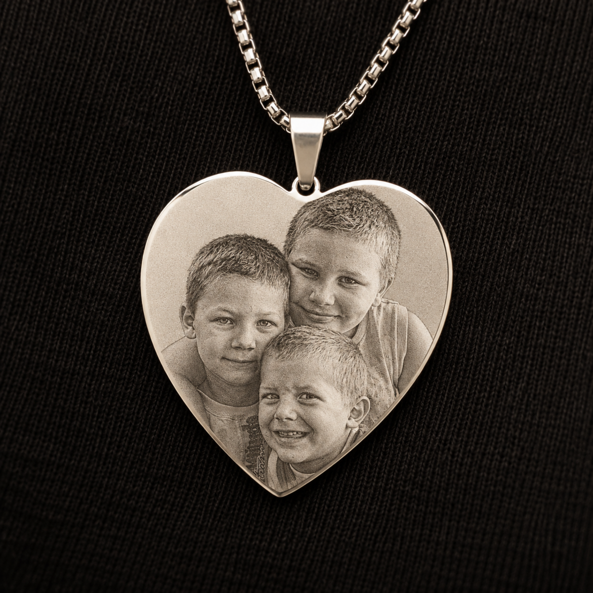 💖 Collana Cuore con Foto Incisa – Un Amore da Portare Sempre con Te