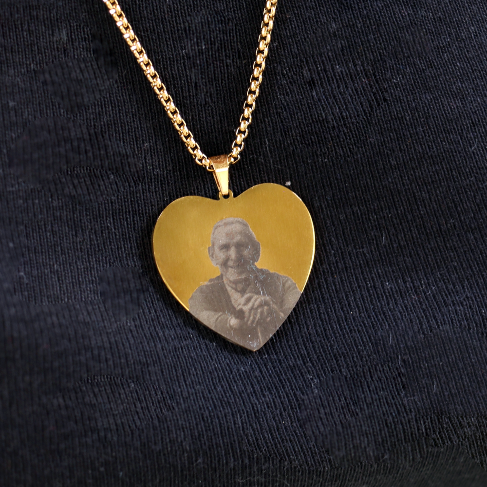💖 Collana Cuore con Foto Incisa – Un Amore da Portare Sempre con Te