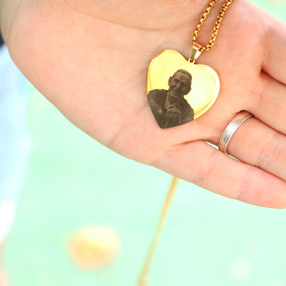 💖 Collana Cuore con Foto Incisa – Un Amore da Portare Sempre con Te