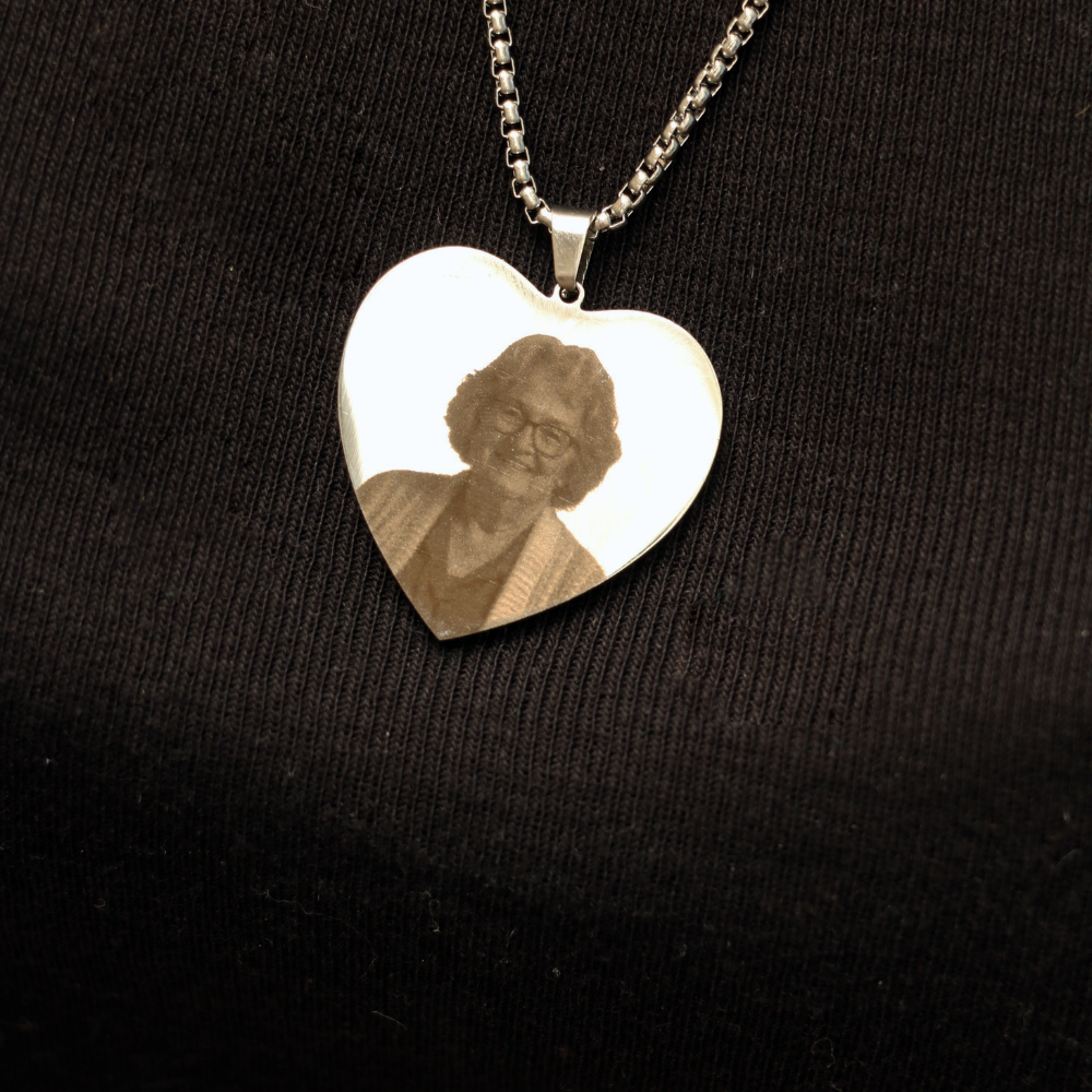 💖 Collana Cuore con Foto Incisa – Un Amore da Portare Sempre con Te